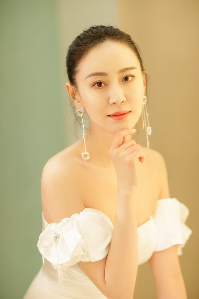 王乐君白色抹胸短裙性感曼妙配心形长耳坠优雅高级清冷范女神