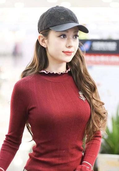 吉娜秀身材上瘾机场故意挺胸凹曲线性感满分笑容不断好吸睛