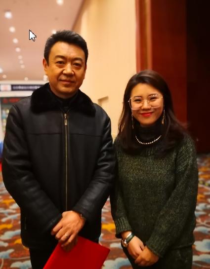 前央视主持杨柳近照,52岁穿皮衣依然有范,被传五婚大现任10岁