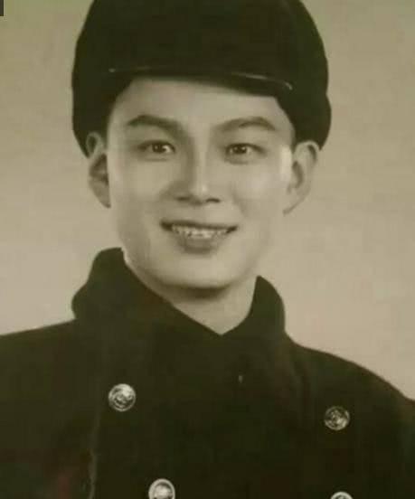 小伙翻出爷爷年轻时的照片, 帅了一脸, 秒杀现在的网红明星们!