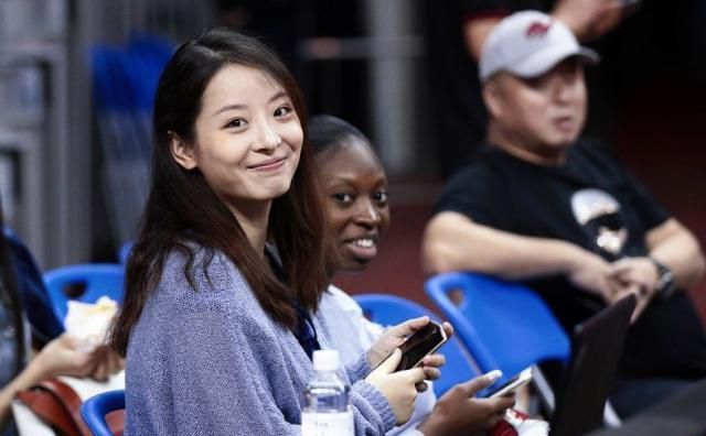 孙桐林全家为女儿庆生!艺人妻子颜值高