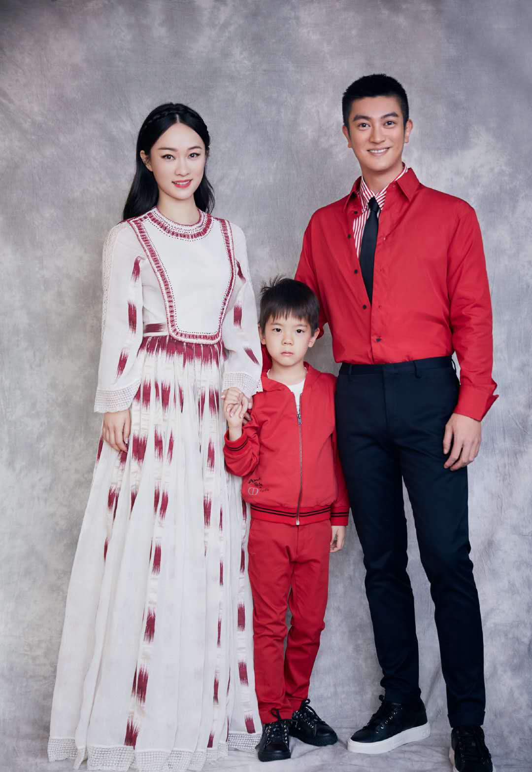 杜江一家三口央视跨年,父子俩穿亲子红衣,霍思燕长裙撞衫baby