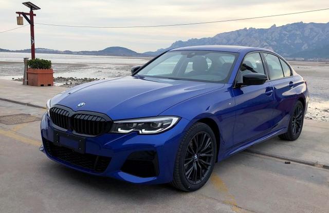 车主喜提新款宝马325i,看起来漂亮,配置也很多