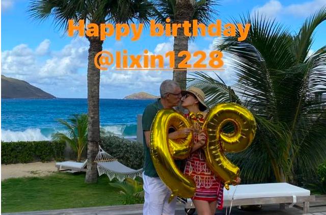 原来邓文迪是参加闺蜜李昕的生日派对了,这个金色的气球就是派对上的