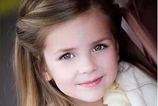 金发碧眼的她可是经常被人们称为"全世界最美的小女孩"