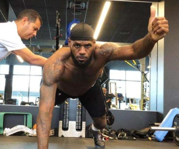 老詹35岁生日之夜该怎么过?健身房陪浓眉撸铁,后者上演花式搞怪