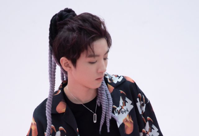 有一种"整容"叫王俊凯染粉发,本以为会很土