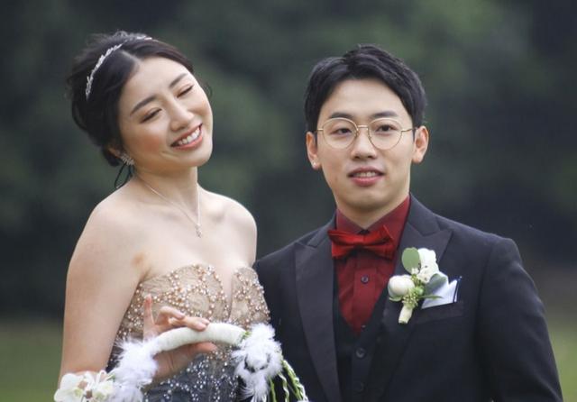 嫁给1米58奥运五冠王,产后带娃练体操很唯美|周捷|邹凯|体操_新浪新闻