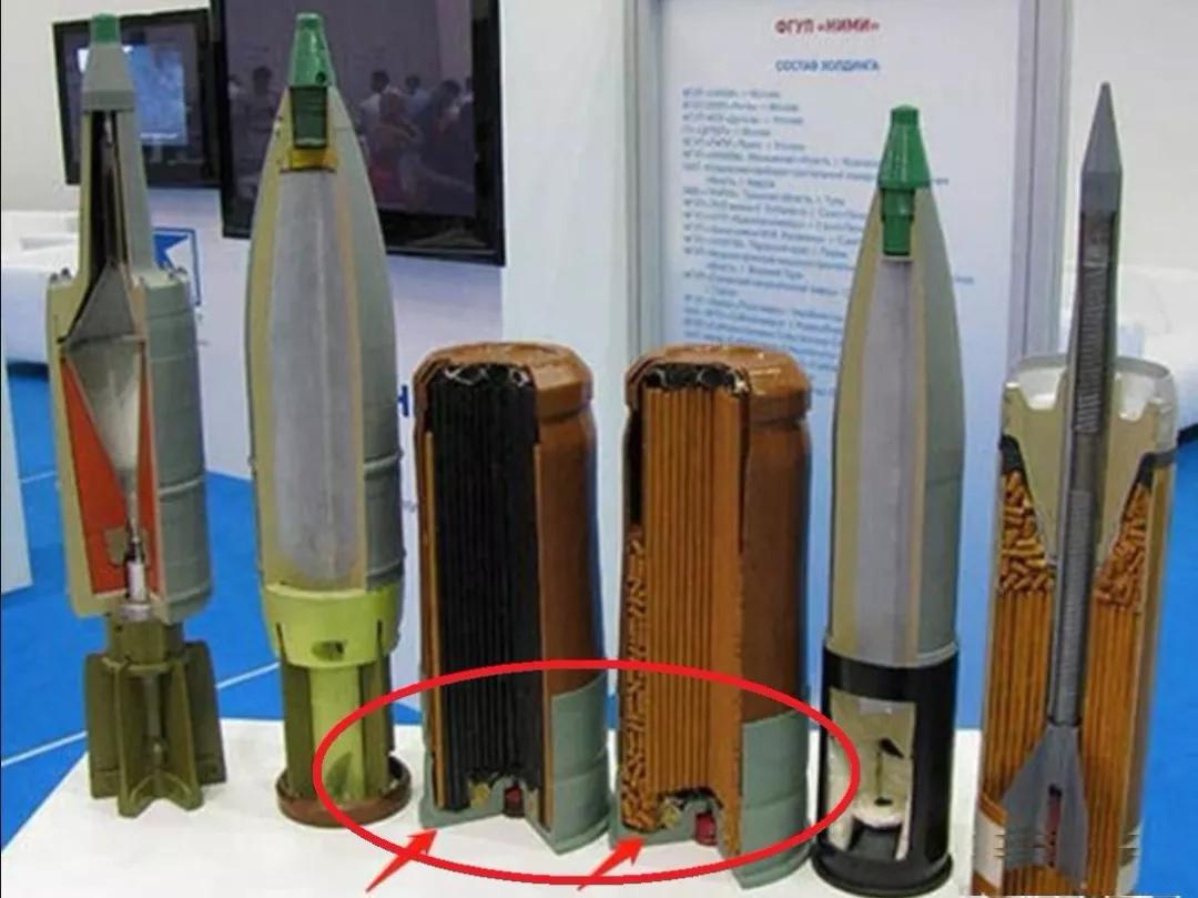 此外,我军坦克使用125毫米主炮,采用分体式的炮弹,为带有金属底座的