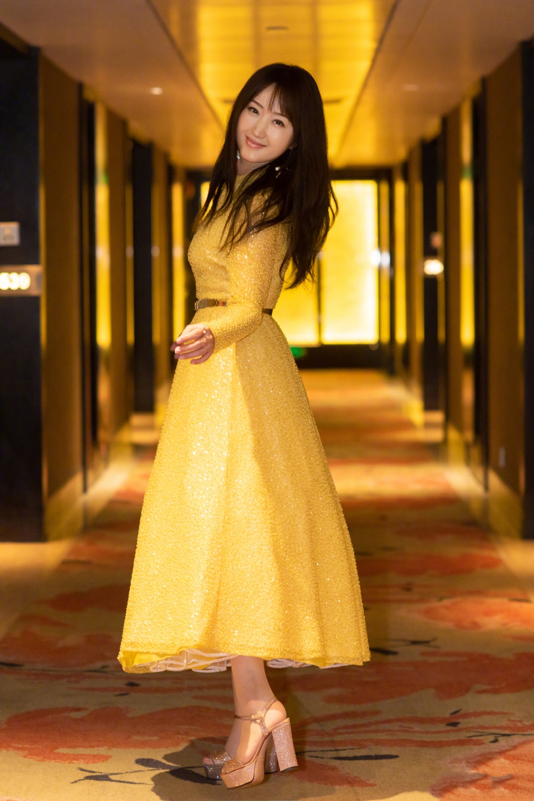 杨钰莹胖了,一袭明黄色连身裙用金腰带勒出马蜂腰,48岁越发美艳