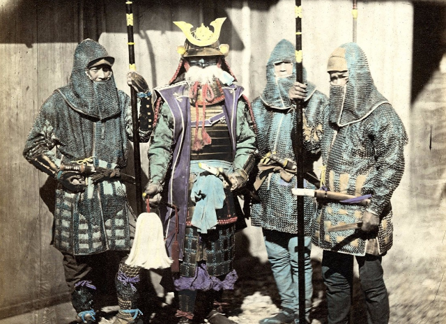 黄昏清兵卫这个武士是一个会计官,他一月的俸禄仅仅50担,基本刚够他