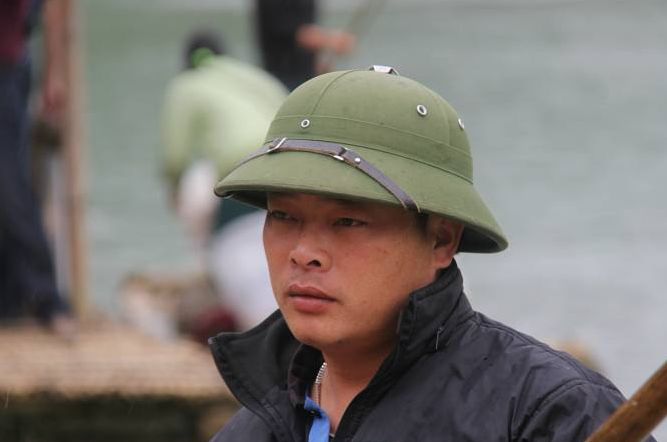 越南姑娘在中越边境街头售商品,但贩卖的东西,让中国男倍感尴尬