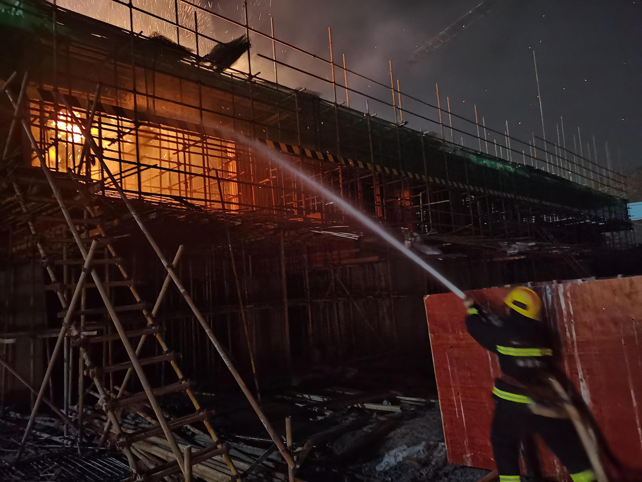 工地在建房屋起火 九龙湖小型消防站到场处置
