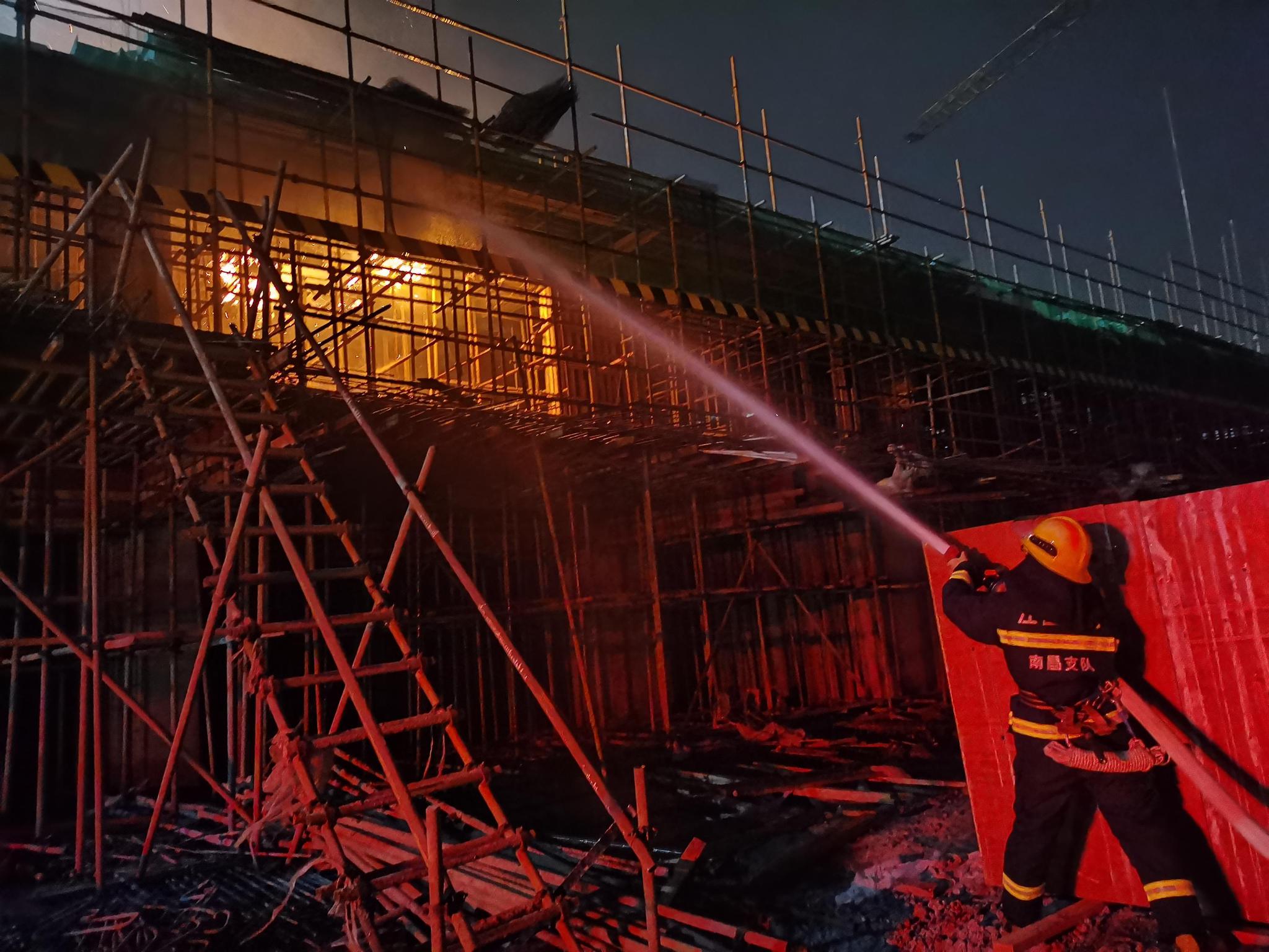 工地在建房屋起火 九龙湖小型消防站到场处置