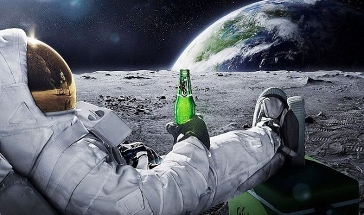 太空喝酒照片图片