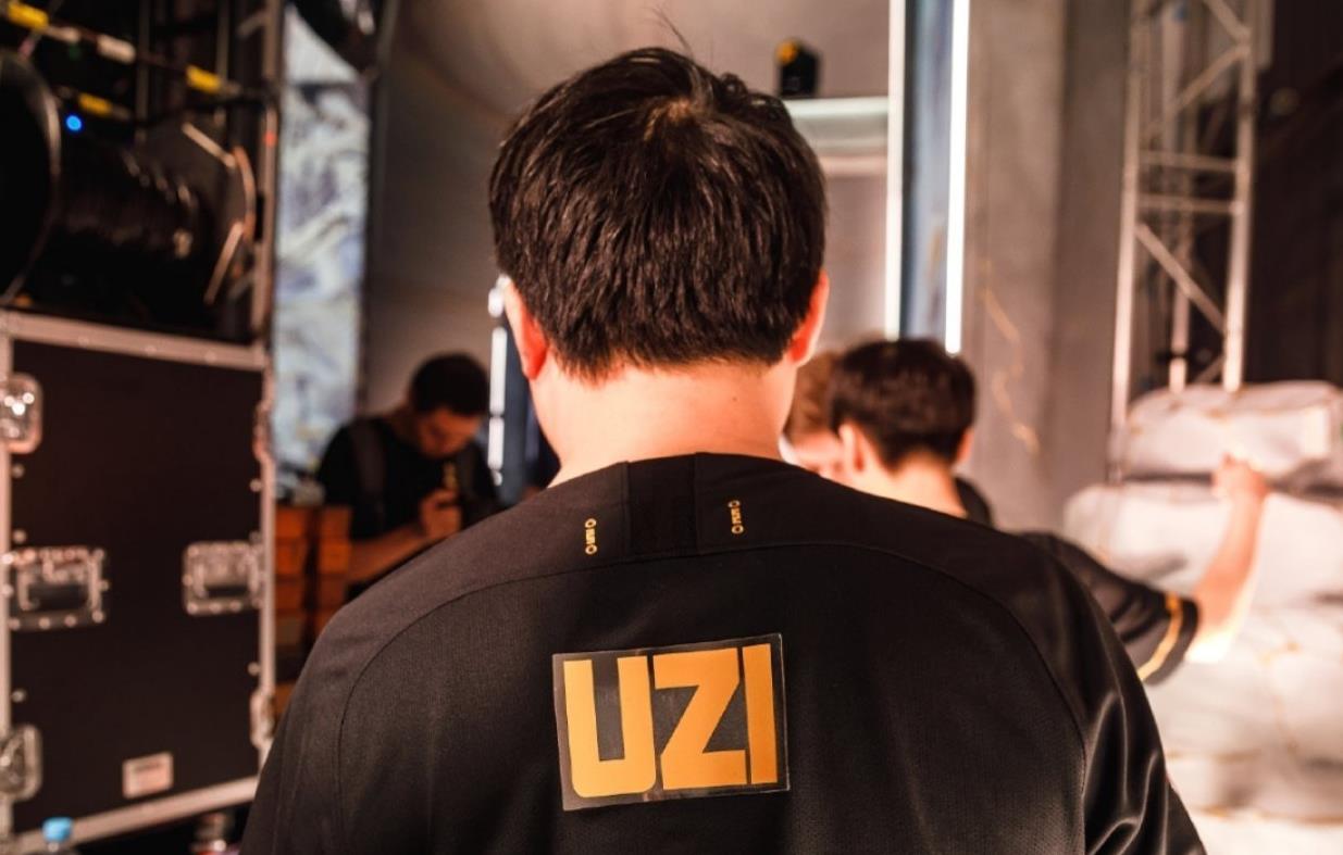 年度人物投票上演逆转uzi被反超宅女花了19天终于赢了宅男