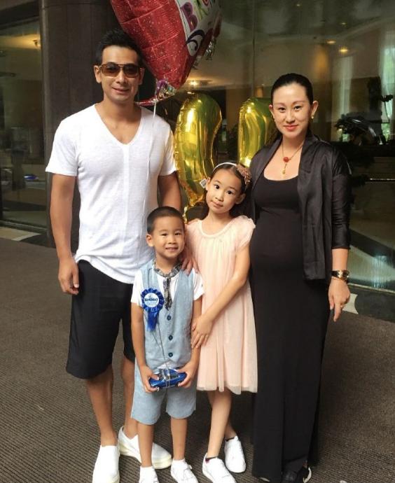 赵文卓12岁学霸大女儿,买80块书包都和妈妈商量,网友:家教真好