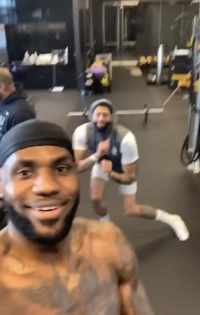 什么叫极致自律?詹姆斯35岁生日夜,和浓眉在健身房度过