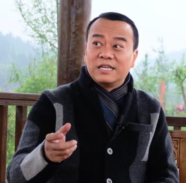 这位明星就是欧阳震华,估计这个明星很多人都比较熟悉,因为作为香港的