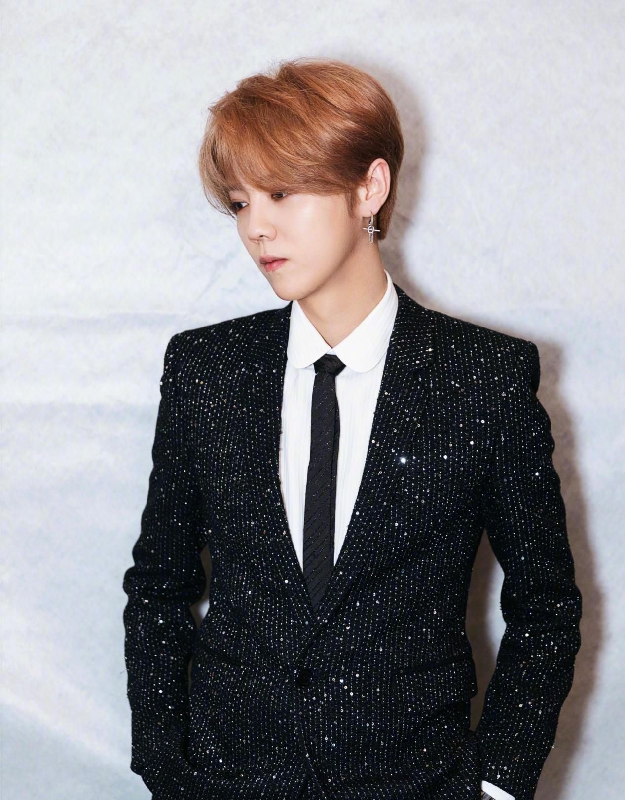 鹿晗上演"西装杀",黑色亮片西服套装穿出内敛贵气