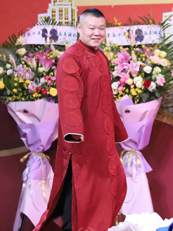 岳云鹏拍高档轿车广告,合作女模特称其为男神,绣花大褂显地位