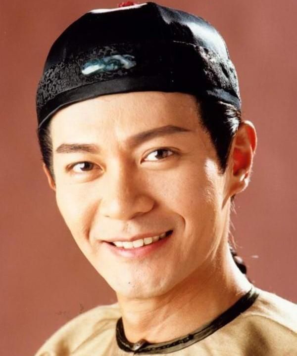 57岁江华近照年过半百魅力不减与65岁老婆合体献唱超甜蜜