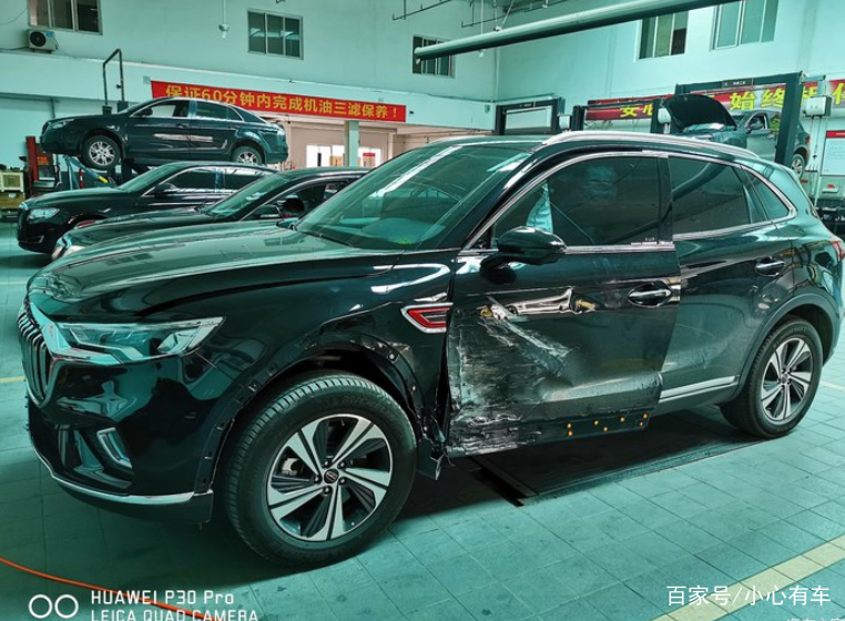 红旗hs5遭斯柯达昕动正面碰撞 网友:热成型钢车身确实够硬