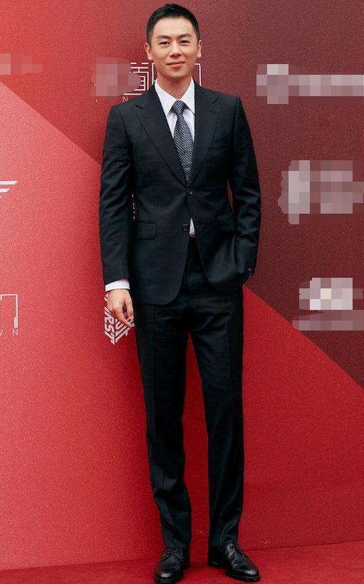 35岁朱亚文真会玩,大肥运动裤塞靴子里穿,别说,还真挺时尚