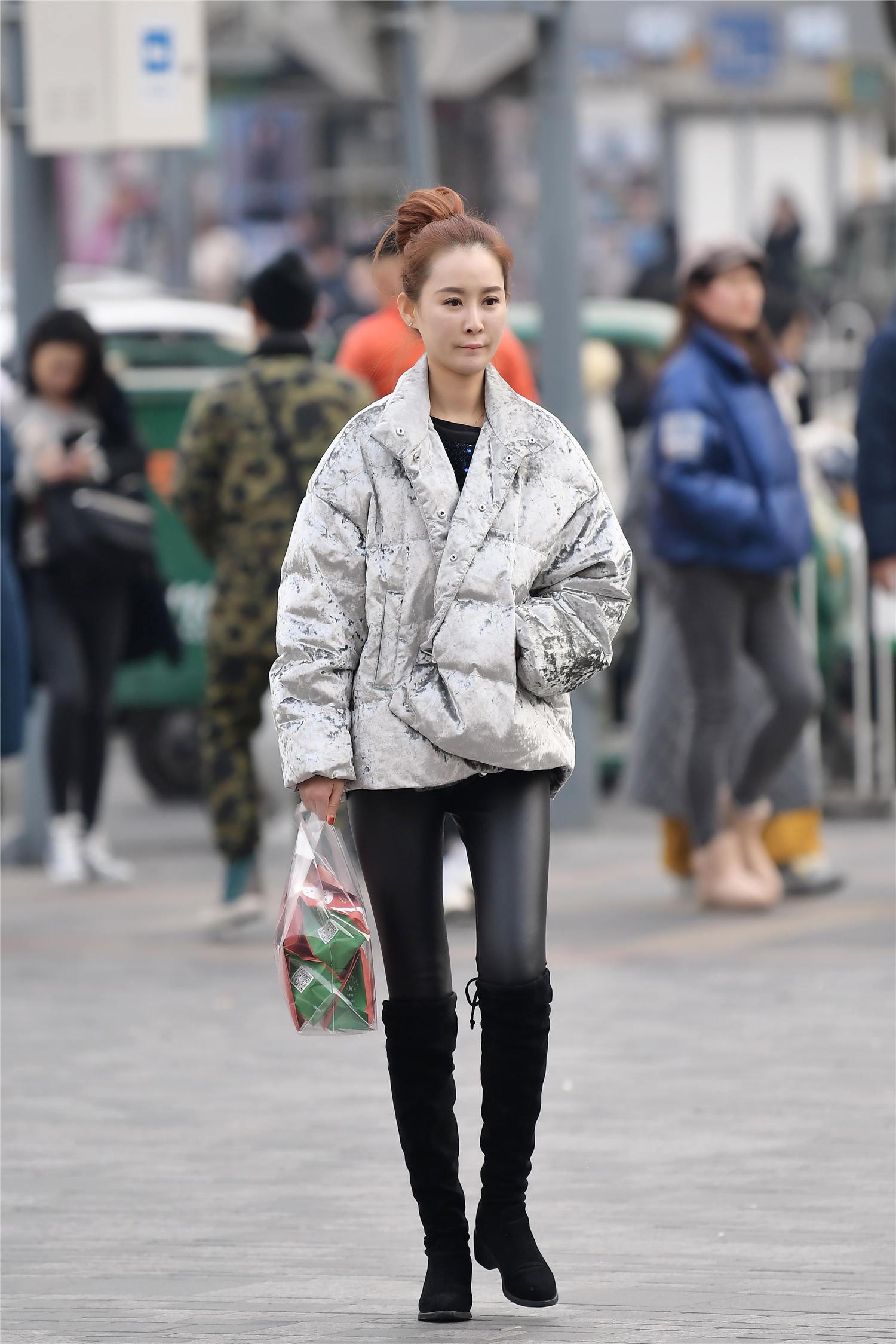 冬季的羽绒服,选择长款还是短款,时尚姑娘有自己的搭配技巧