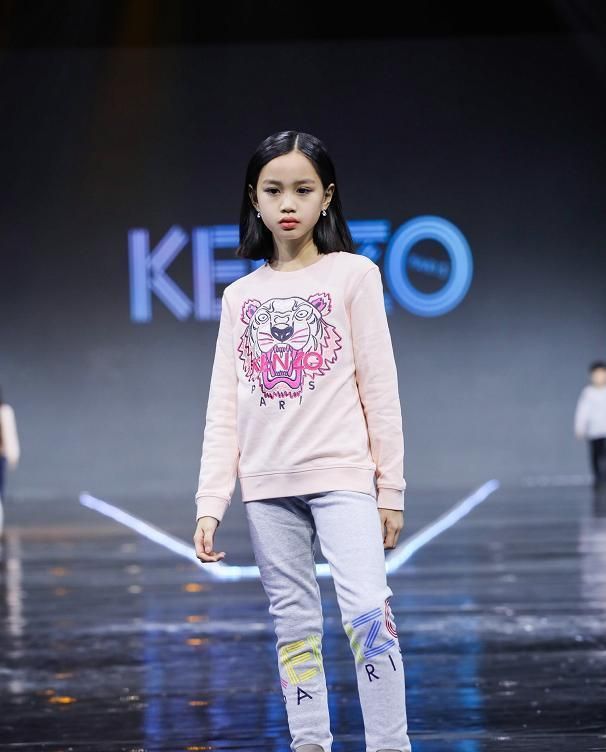 钟丽缇女儿霸气走秀,姐姐高级脸冷酷似超模,考拉越长越像妈妈