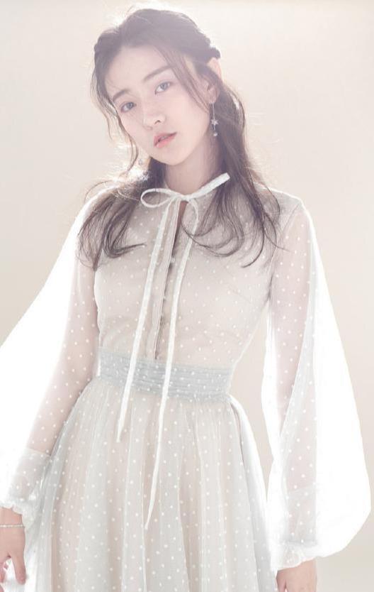 因《双世宠妃》而大红,今穿波点薄纱裙仙气飘飘,甜美范十足