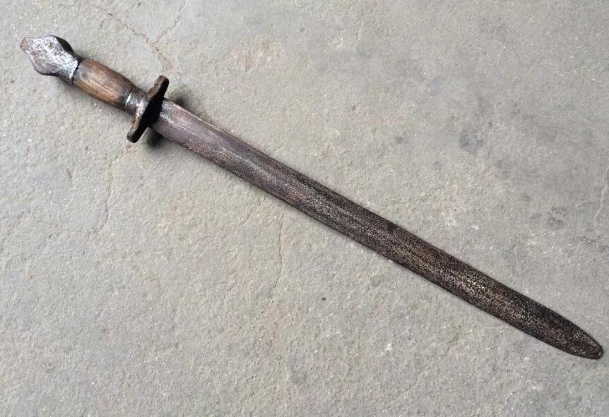 上图_ 明代葫芦把梅花挡铁剑剑在战国后期秦初期,就已经出现青铜剑和