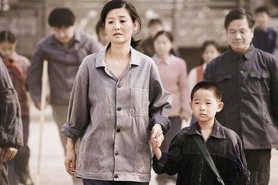 手心手背都是肉,为什么《唐山大地震》里面,妈妈选择救儿子?