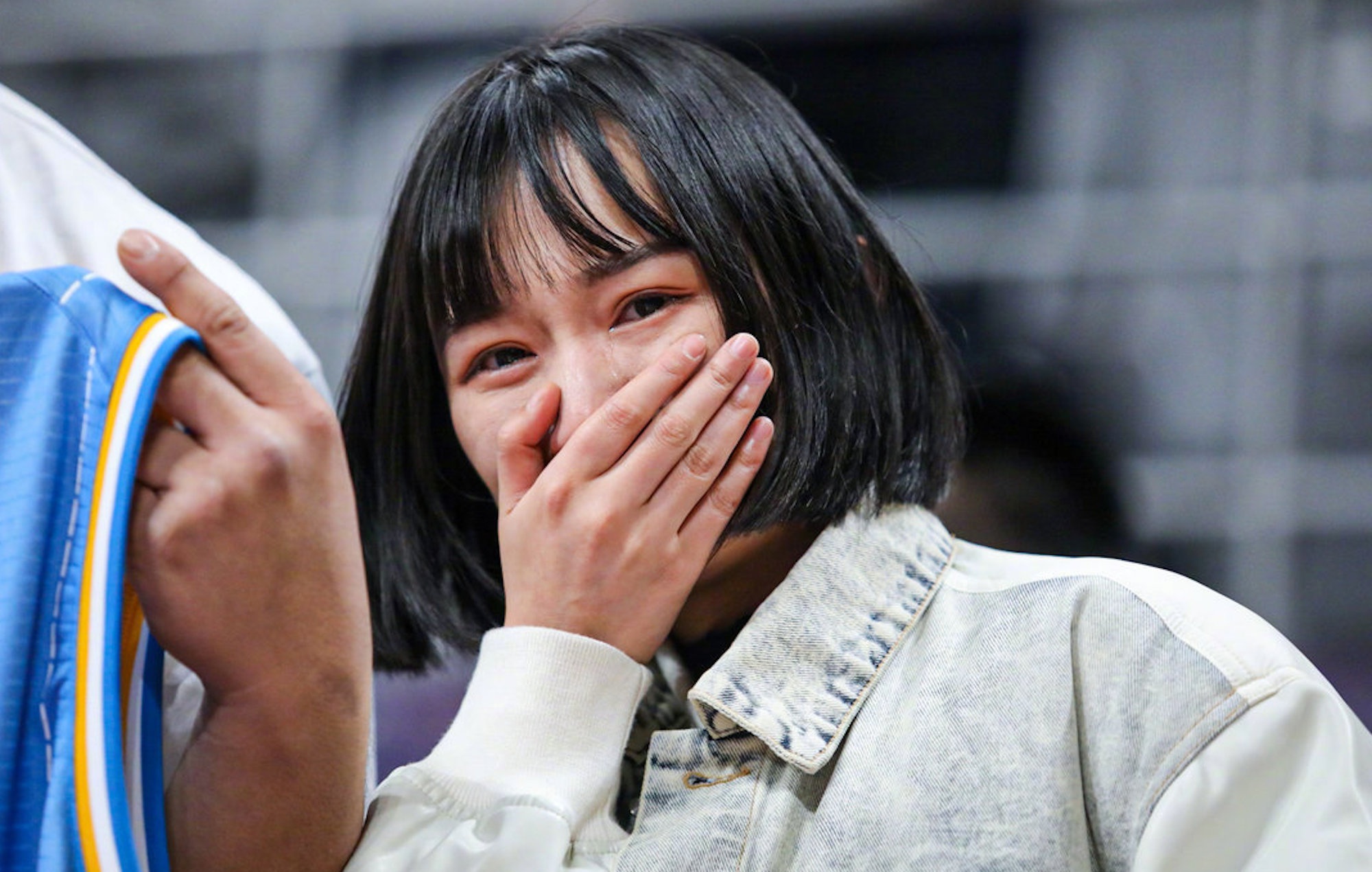 林书豪没有来,女球迷掩面痛哭,摄像小哥不忍心将镜头移开!