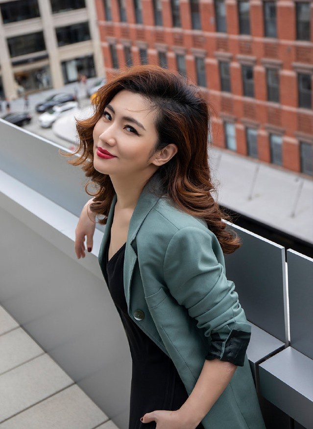 她拍戏被烧伤复健两年,今穿长裙配绿色西装,同框妹妹气场炸裂