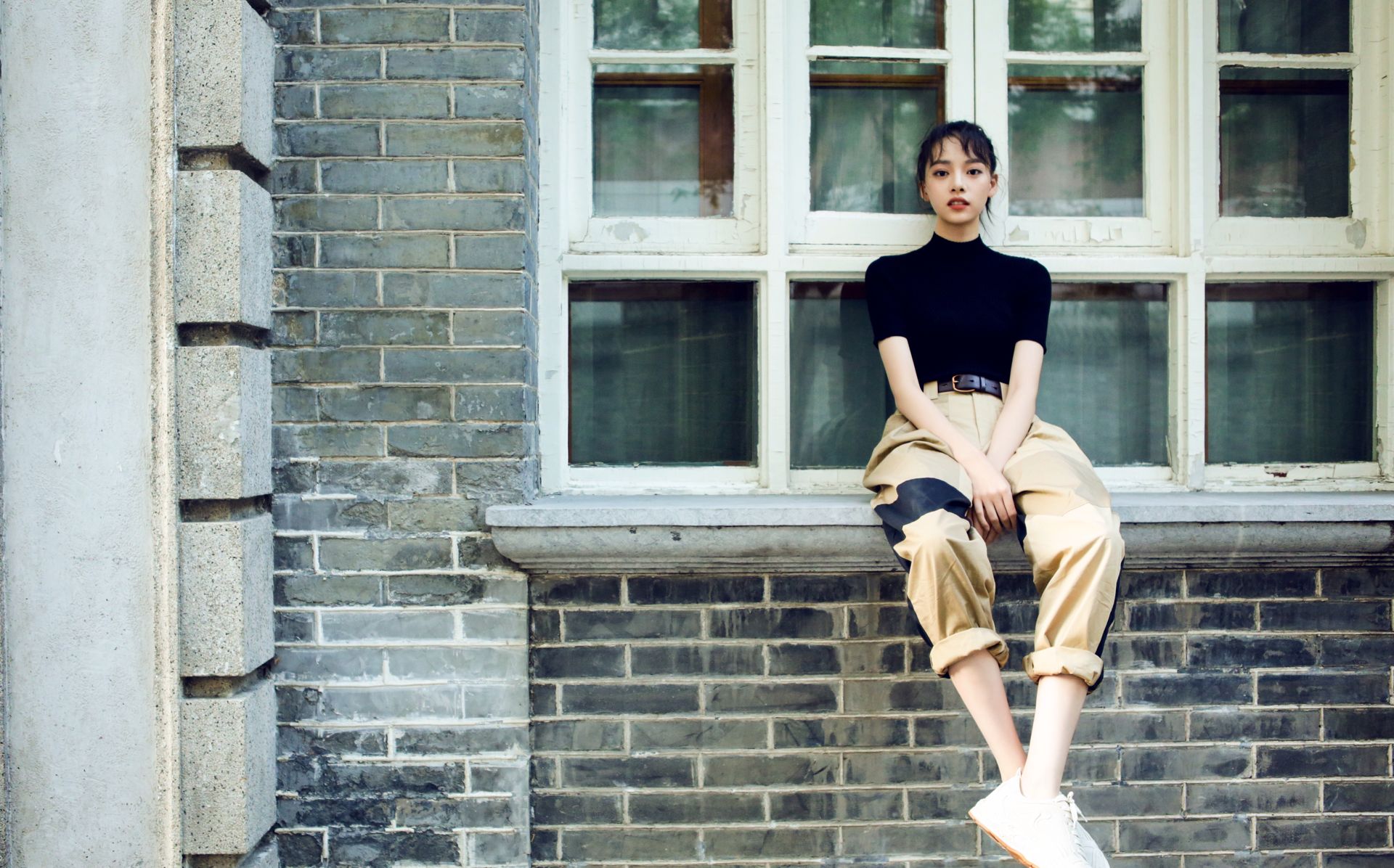 工装裤是简单,可咱为什么没张艺上有范儿!