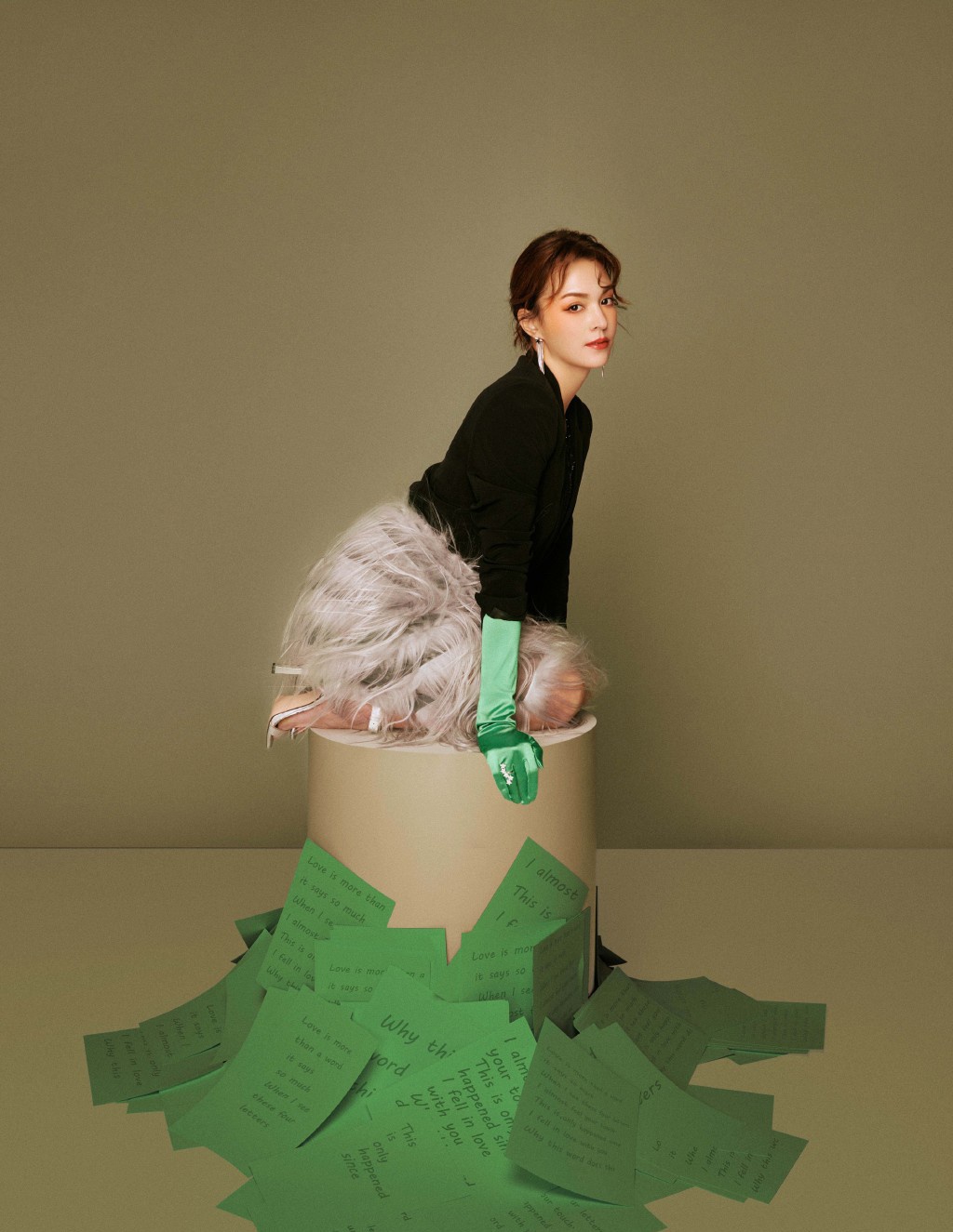 日前,张榕容在网上分享了一组写真照,西装配羽毛裙,干练又仙美,32岁