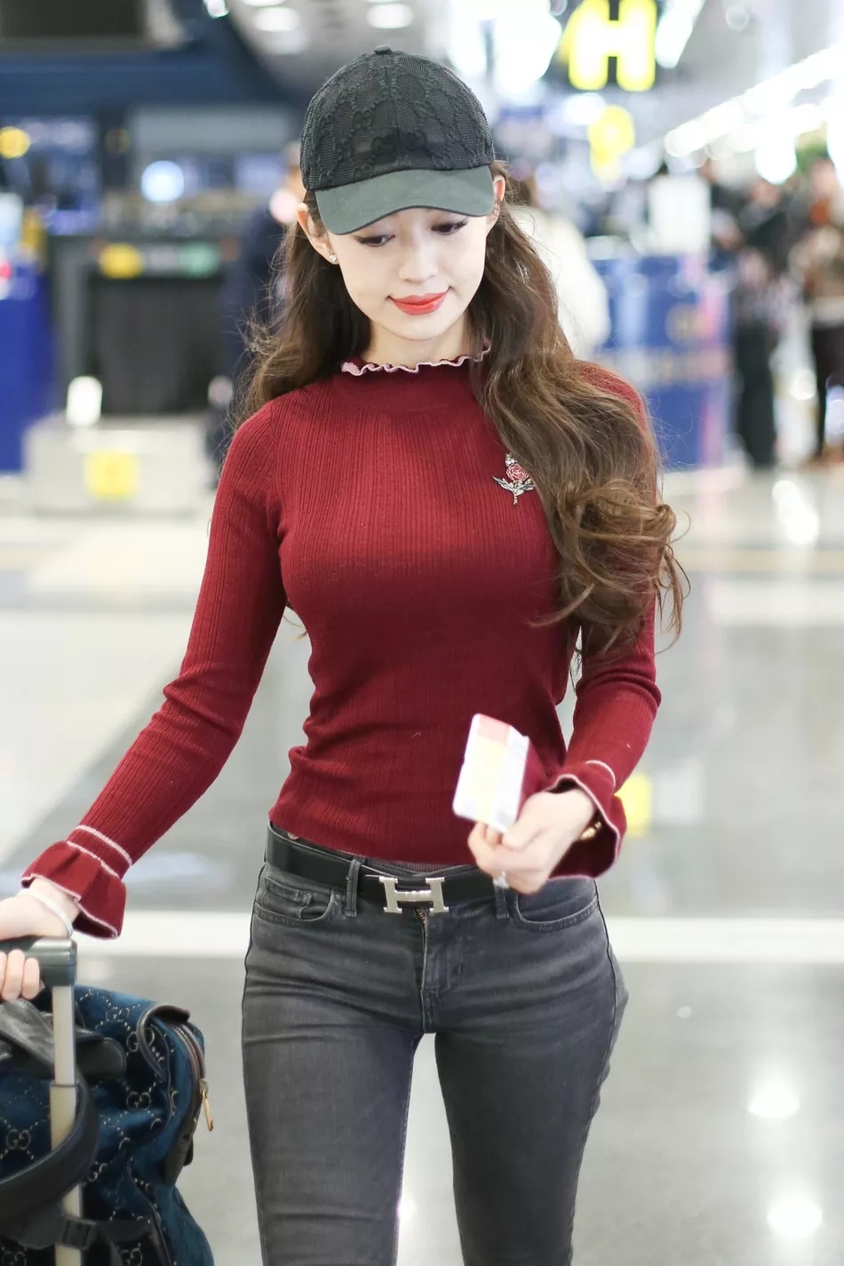 吉娜独自走机场真抗冻,58cm小蛮腰穿不满紧身针织衫,侧面绝美