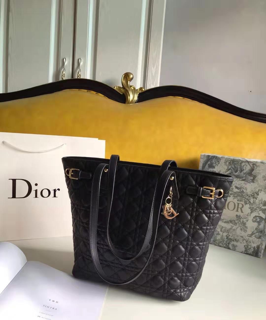 时尚女士包包迪奥Dior购物袋，不止可以装菜