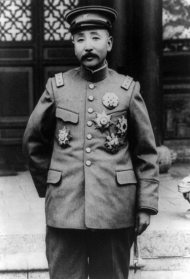 他对七十岁老人说:你走吧我不杀你,结果刚一转身他就下了个命令