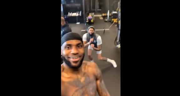 老詹35岁生日之夜该怎么过?健身房陪浓眉撸铁,后者上演花式搞怪