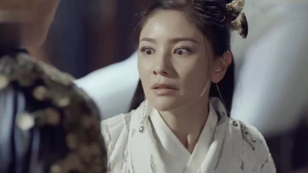 名校毕业,曾经的主持一姐,到如今无戏可拍卖红酒,胡可太可惜了