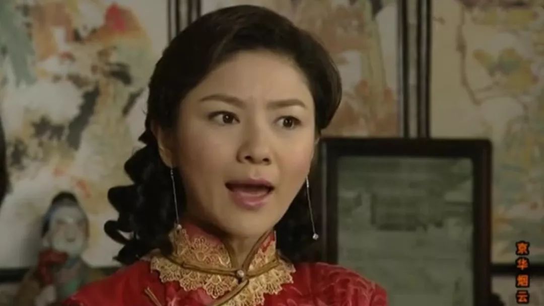 名校毕业,曾经的主持一姐,到如今无戏可拍卖红酒,胡可太可惜了