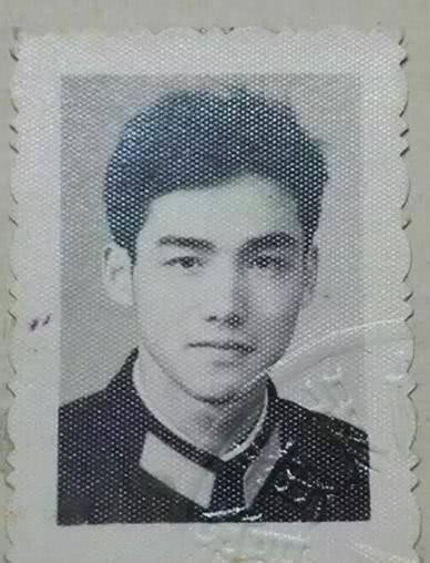 小伙翻出爷爷年轻时的照片, 帅了一脸, 秒杀现在的网红明星们!