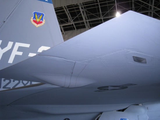 细看f22二元矢量喷口,又粗又笨像来自铁匠铺,歼20的更先进