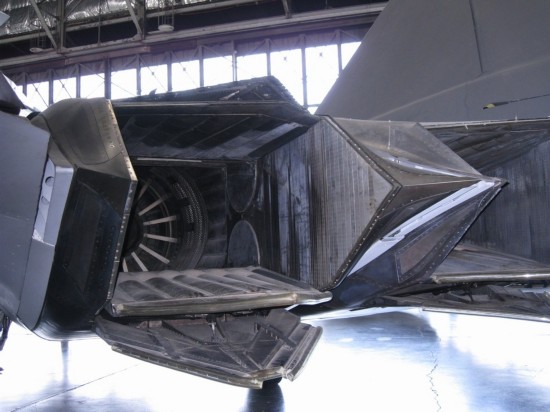 细看f22二元矢量喷口,又粗又笨像来自铁匠铺,歼20的更先进