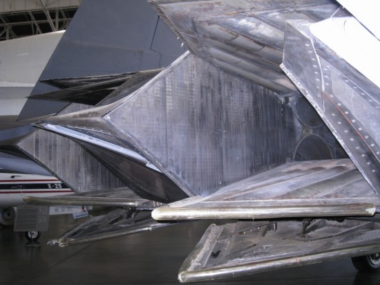 细看f22二元矢量喷口,又粗又笨像来自铁匠铺,歼20的更先进