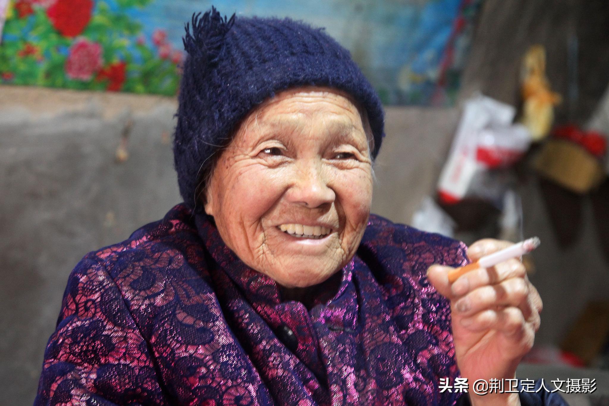 一个人生活在自家的老窑洞里,是村子里有名的寿星老人,善良慈祥,她有