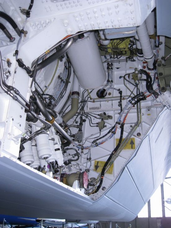 细看f22二元矢量喷口,又粗又笨像来自铁匠铺,歼20的更先进