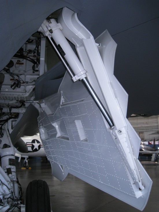 细看f22二元矢量喷口,又粗又笨像来自铁匠铺,歼20的更先进